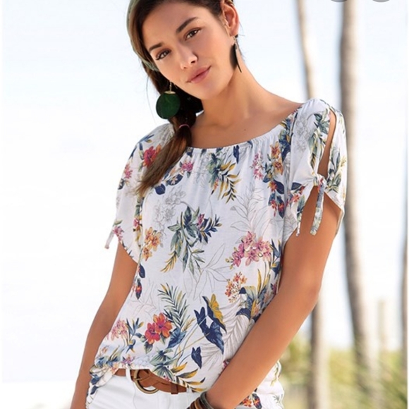 VENUS Tops - NWOT flower shirt